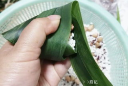 三角粽子的包法视频慢动作,慢动作解析，轻松学会传统美食制作